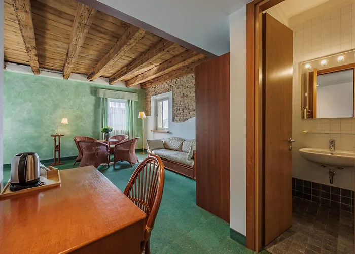 阿拉格罗塔酒店 3*